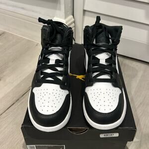 Nike Air Jordan 1 Mid SE(GS) NWT High Top Sneakers in box 6.5 Youth size.